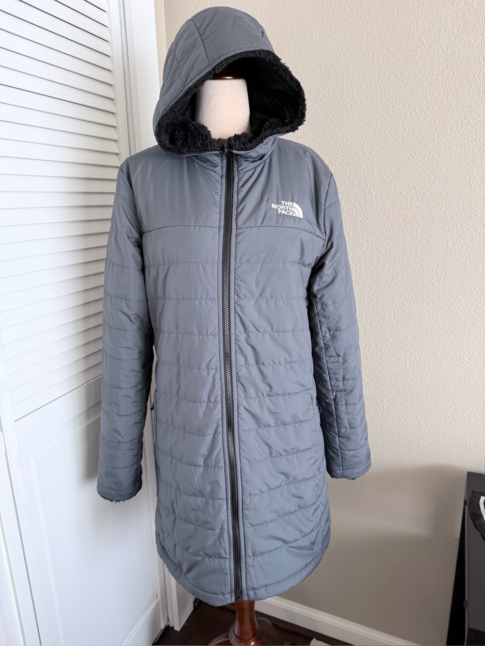 The North Face Women’s Insulated Hooded Coat - Reversible Size Medium EUC